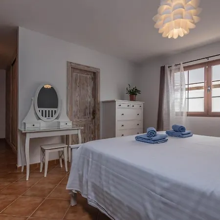 Holidayvilla Volcan - Bbq , Pool , Garden, Rural By Holidays La Oliva